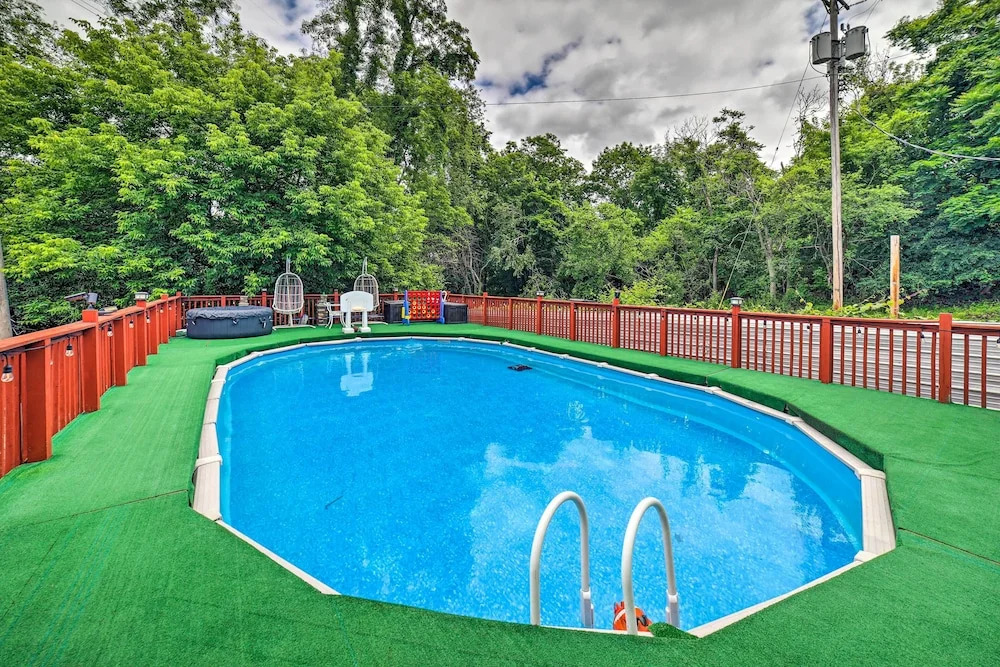 Pittsburgh Home w/ Pool, Fire Pit + Game Room