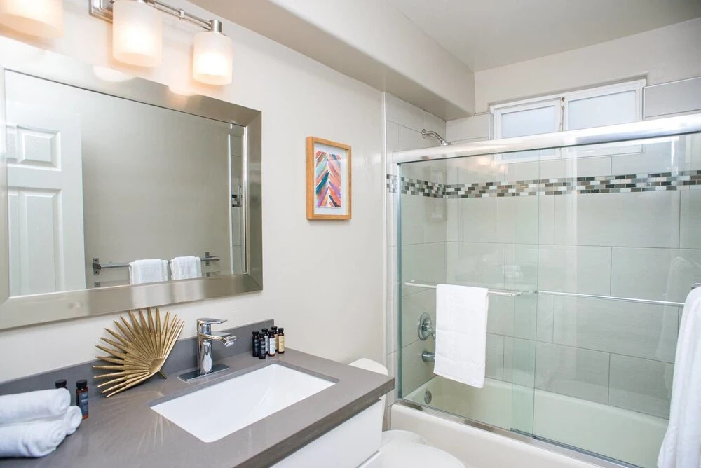 Modern 3br/3ba PB Home w/ Rooftop by Domio