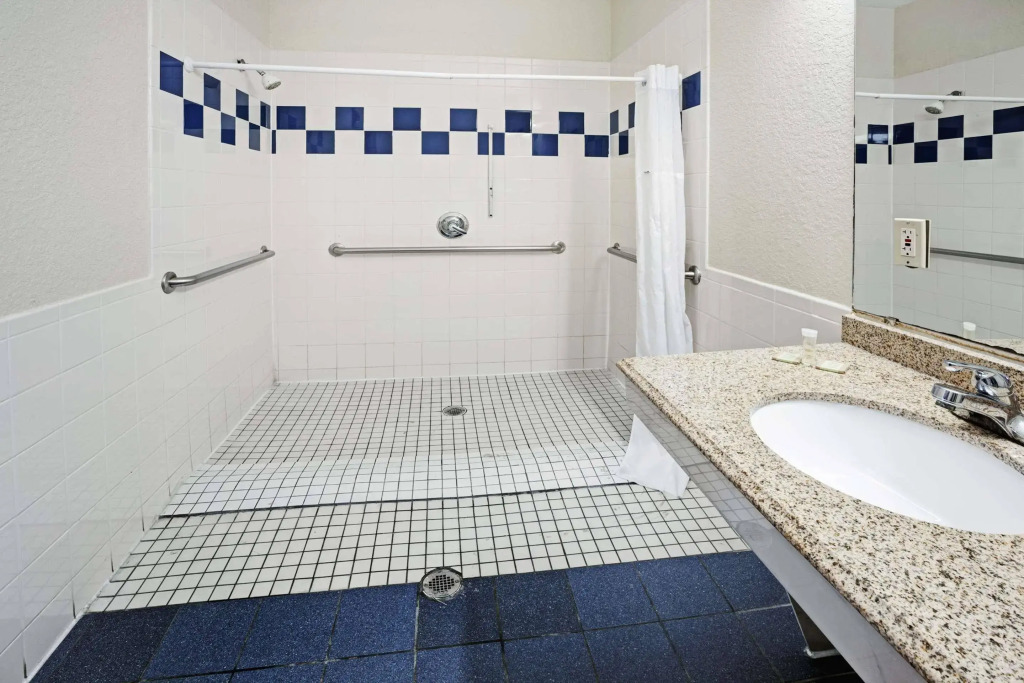 Super 8 by Wyndham Houston Hobby Airport South
