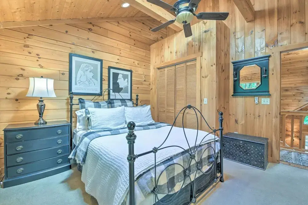 Luxury Cabin w/ Deck < 5 Miles to Sapphire Valley!