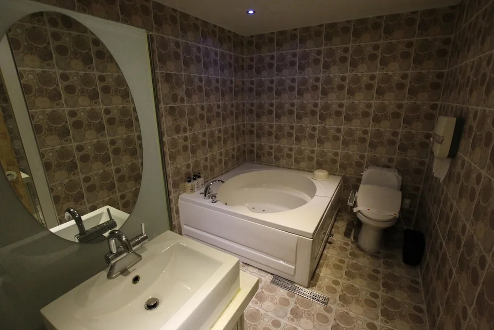 V1 Hotel