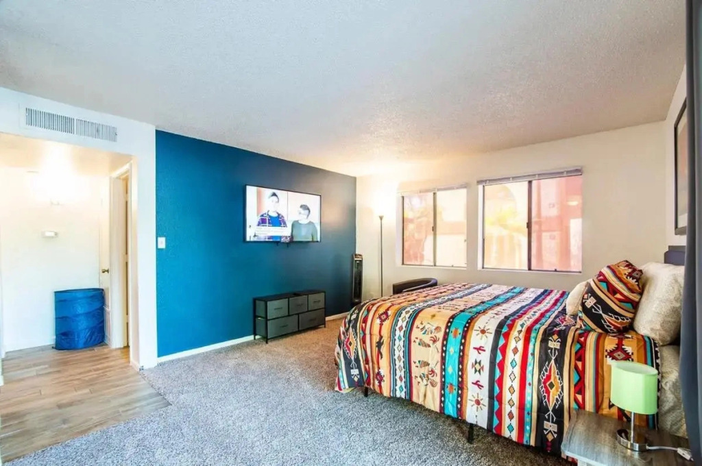 33 Avenida Pool View Studio new to market Avenida king bed ds