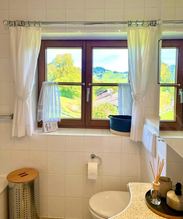 Wunderschöne Wohnung mit Balkon und Blick auf die Alpen