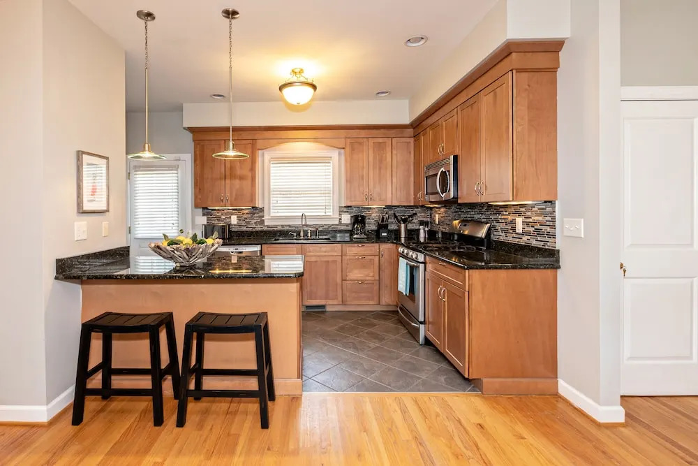 Newly Renovated Beach Cottage Walking Distance to Virginia Beach Oceanfront and Boardwalk