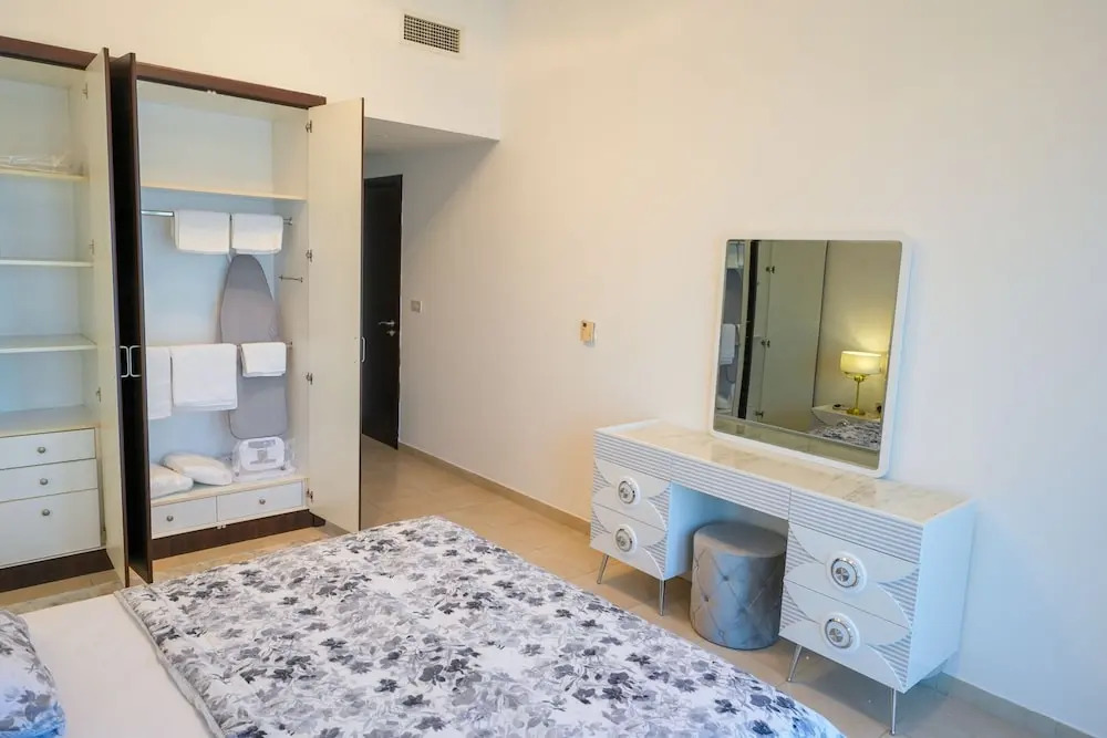 Yogi - Incredible 2BR with Balcony and Burj Khalifa Views