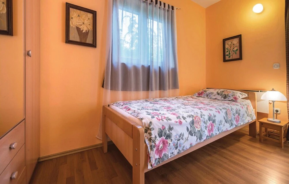 Amazing Home In Liznjan With Kitchen