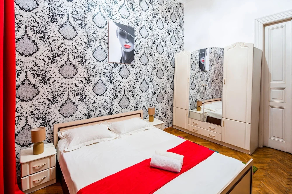 Three bedrooms & studio in the Center