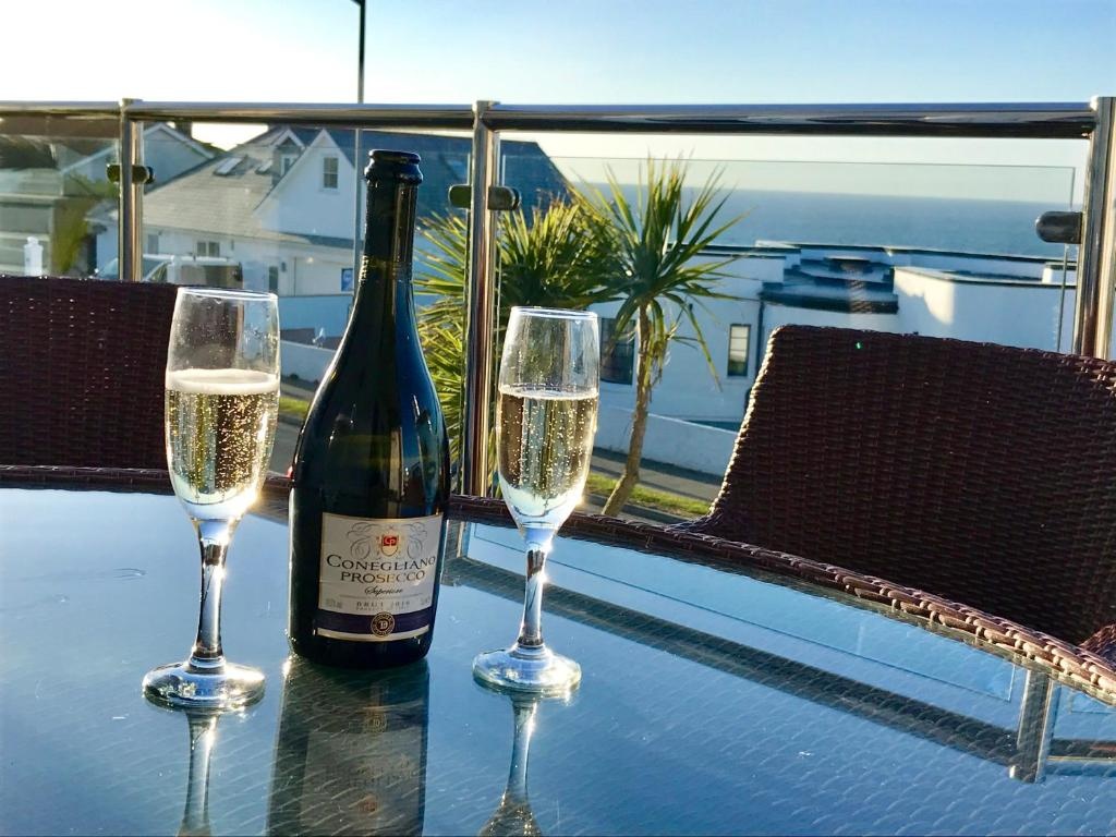 SEA BEACH & COASTAL VIEWS from LRG SUN TERRACE G Bay Apartments OVERLOOKS FISTRAL BEACH MOST DESIRABLE LOCATION SLEEPS & DINES 6 which includes SOFABED 2 BATHROOMS AL FRESCO Dining Smart tv all rooms PRIVATE PARKING 2 CARS sat-sat only April-Nov please