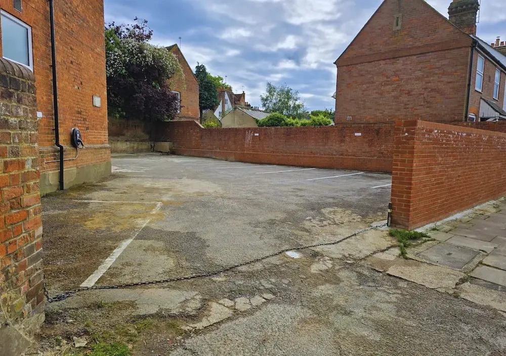 PRIVATE ROOM In TOWN CENTRE FREE PARKING WI FI AND PATIO WITH AA STAY LTD
