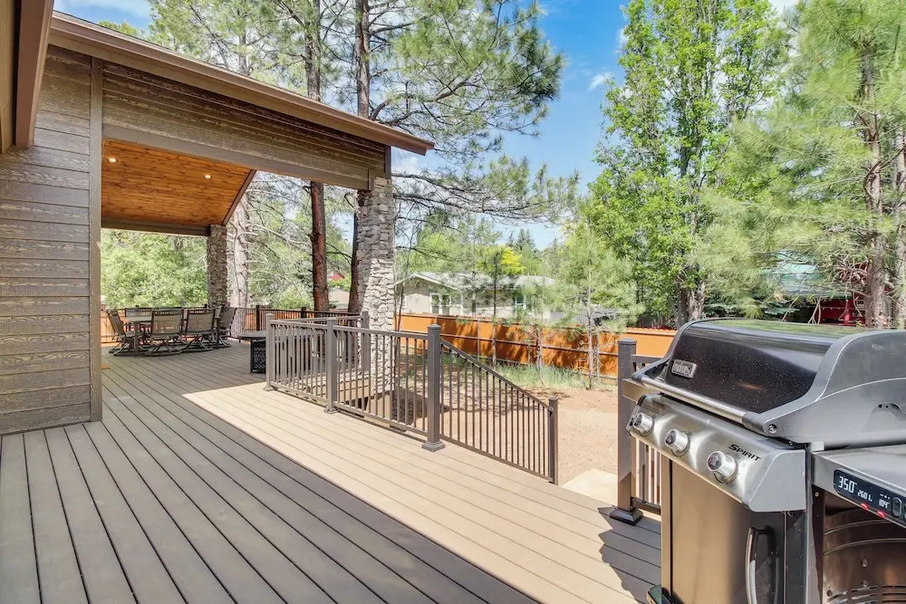Fire Pit + Deck: Airy Cabin Near Pinetop Lakes
