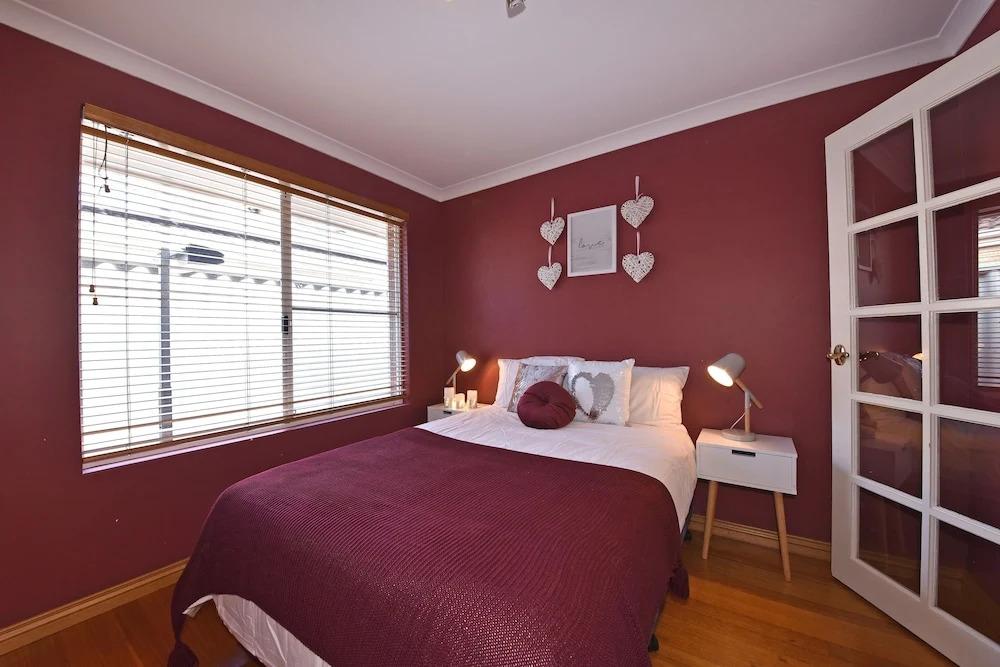 Redcliff Home Close to City & Airport
