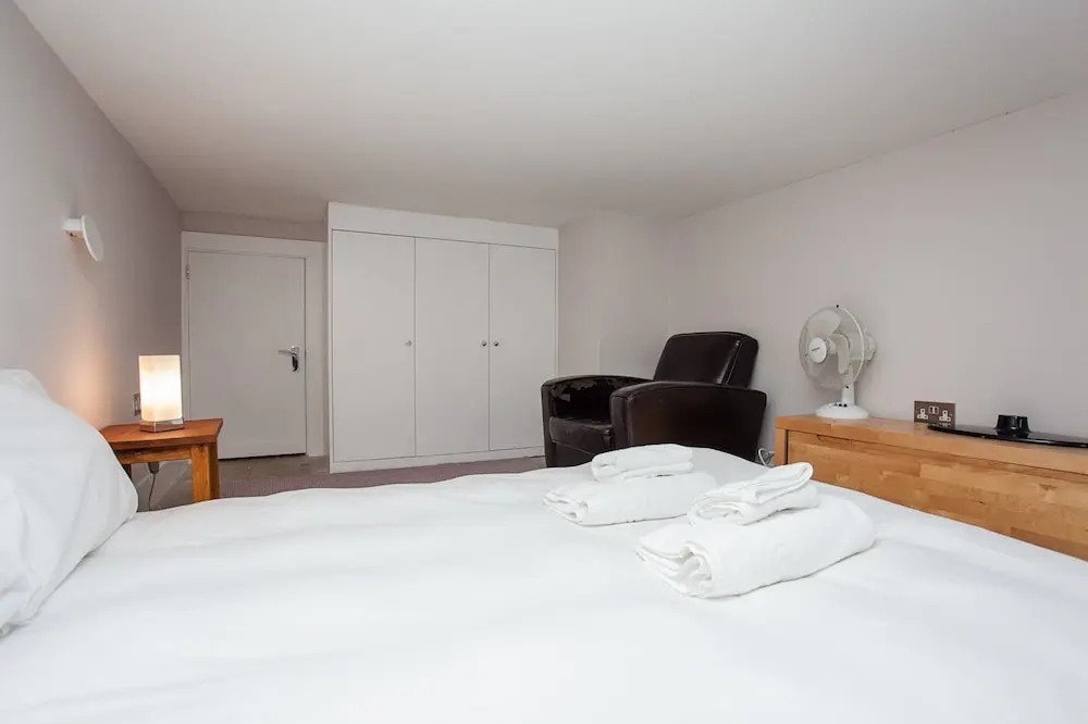 Contemporary 3 Bedroom Apartment In Battersea