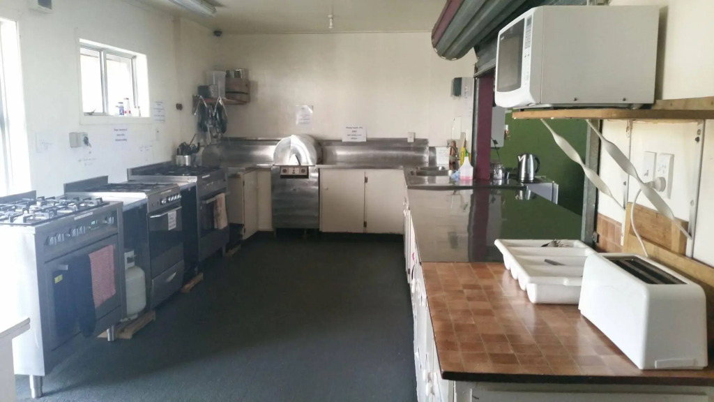 The Crossing Lodge & Backpackers