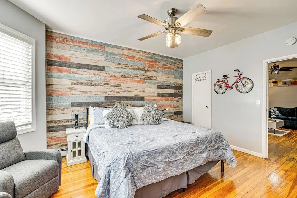 1 Mi to Downtown Newark: Urban Escape