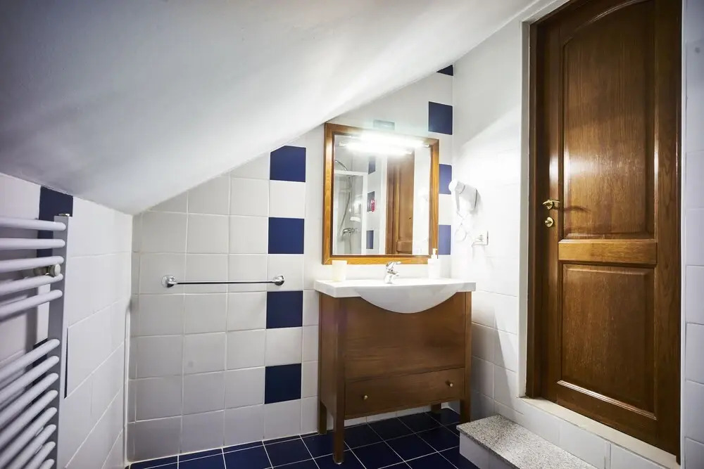 Cozy Attic Room VI