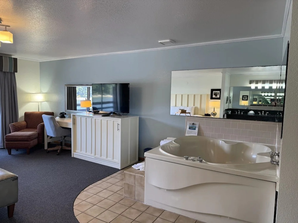 River House Inn, a Baymont by Wyndham