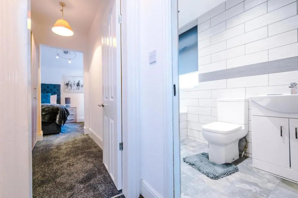 Rest&Recharge at Karma House (5-Bedroom, 8 beds, Free Parking)