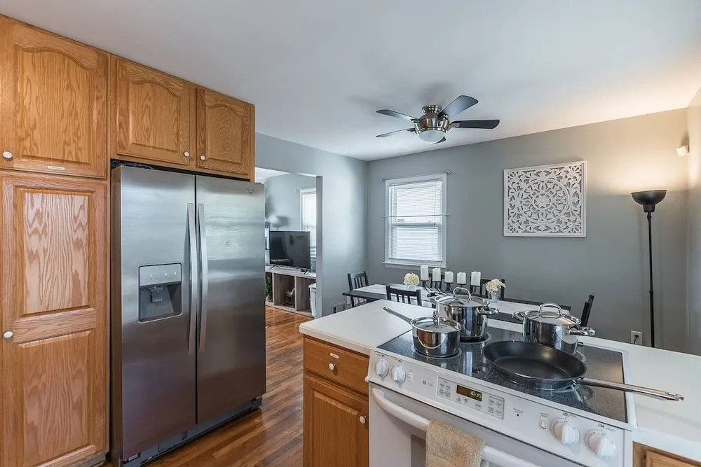 Gorgeous House with Pool Table 1 block to metro