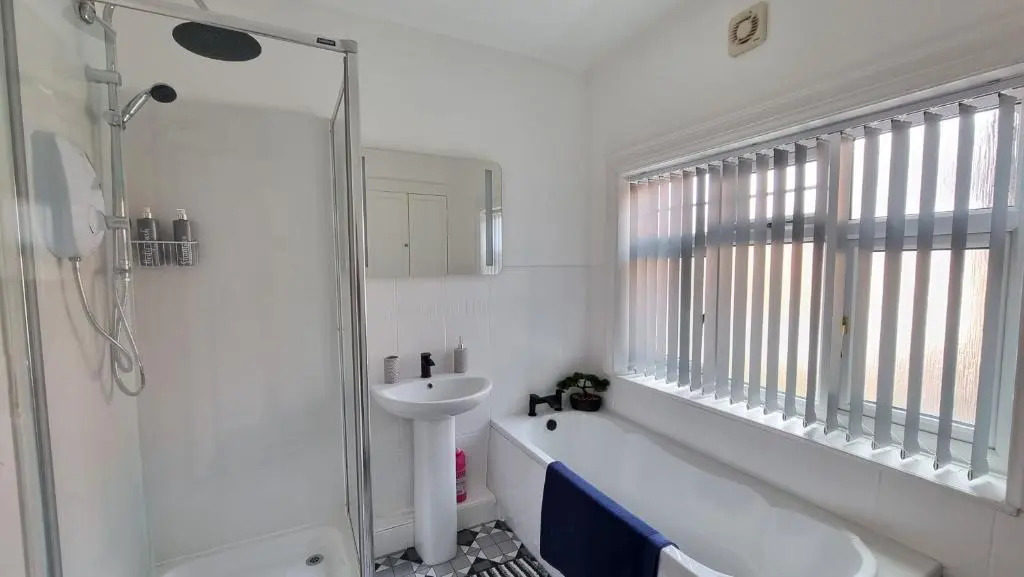 Spacious 5BR Leicester Home Sleeps 10 Parking