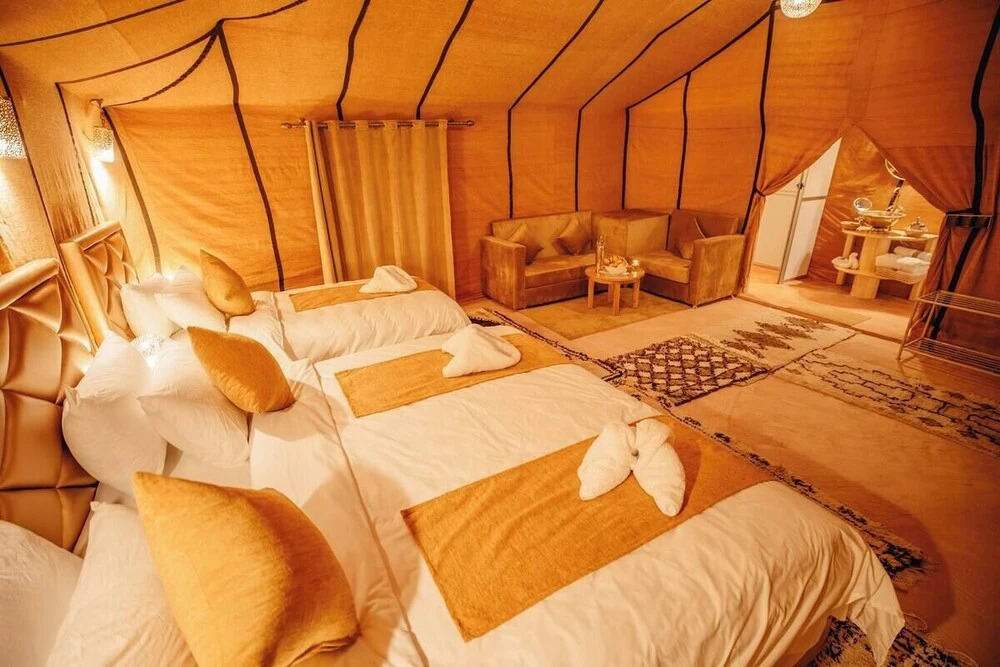 Splendid desert Saharian Luxury Camp in quiet and idyllic sand dunes