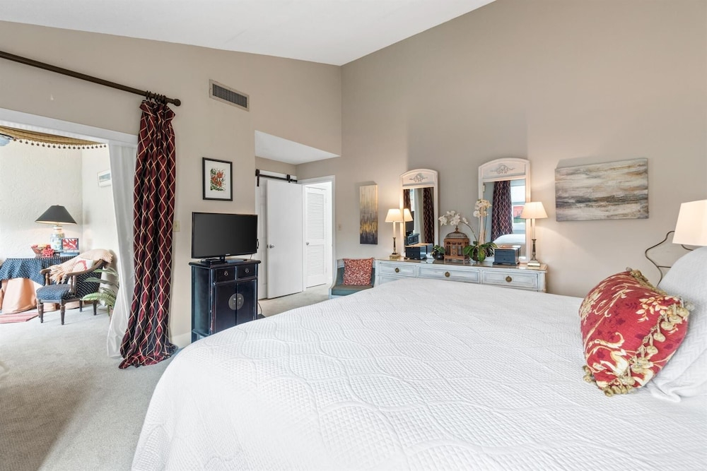 Shoreline Towers T/h 10 3 Bedroom Condo