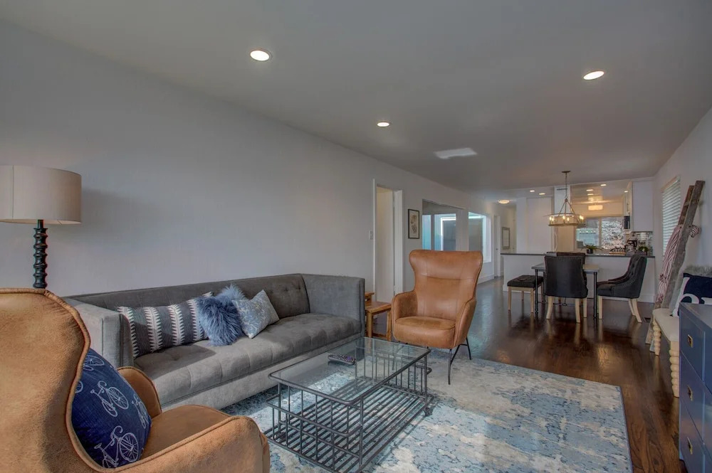 Bird Paradise: Serene Bayview Home in East Alameda 2 Bedrooms 2 Bathro