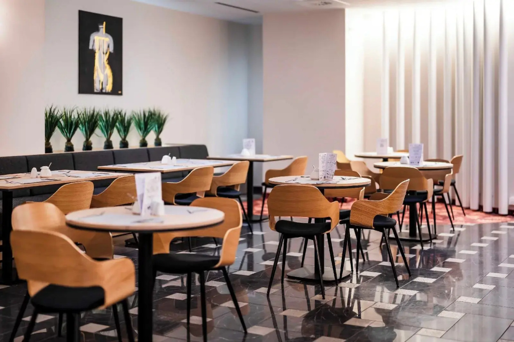 Hotel H12
