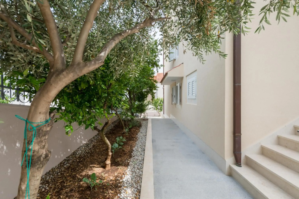 Spacious Modern Apartment Miljak - 1min to the beach