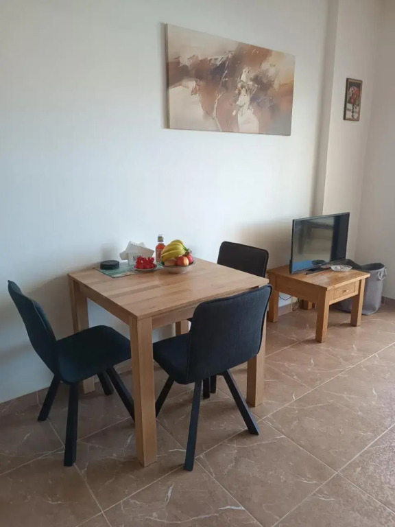 Queens Gardens suite by the sea, pool and mall