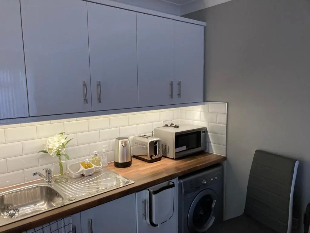 Beechfield House Modern studio self-contained unit with free WiFi and Parking and kitchen area 4m from city centre and castle