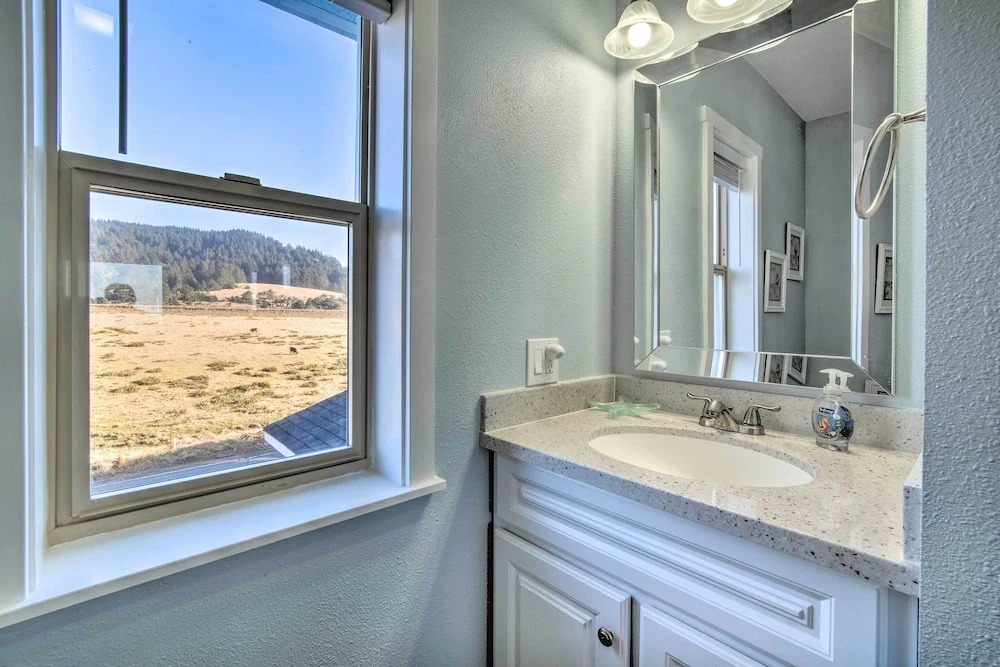 Gold Beach Home w/ Hot Tub, 1/4 Mi to Beach