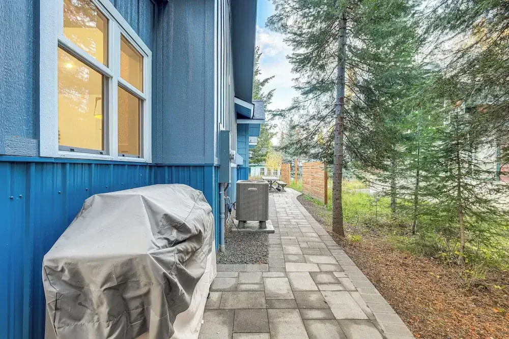 2 Mi to Payette Lake: Charming Cottage w/ Hot Tub!