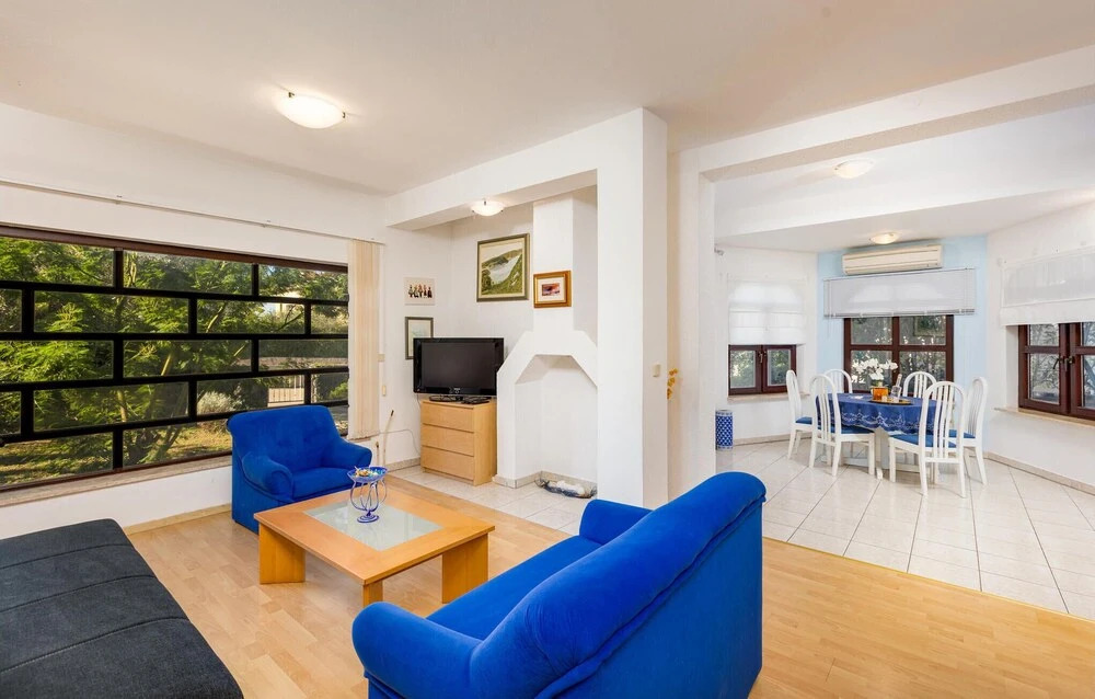Beautiful Apartment in Zidarici With 2 Bedrooms and Wifi