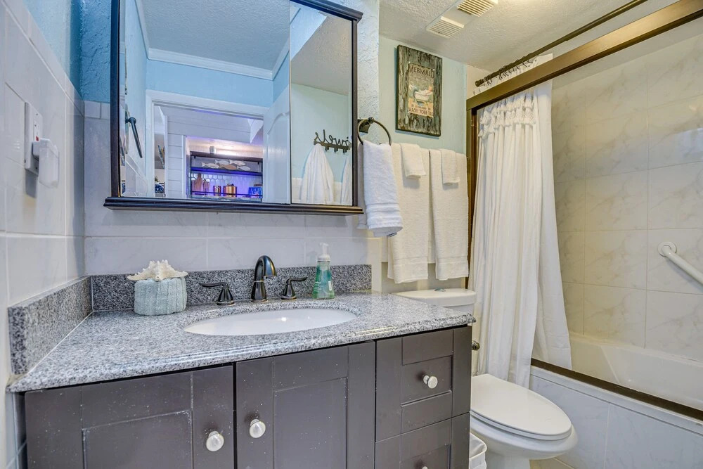 Walk to Shore! Top-floor Daytona Beach Condo