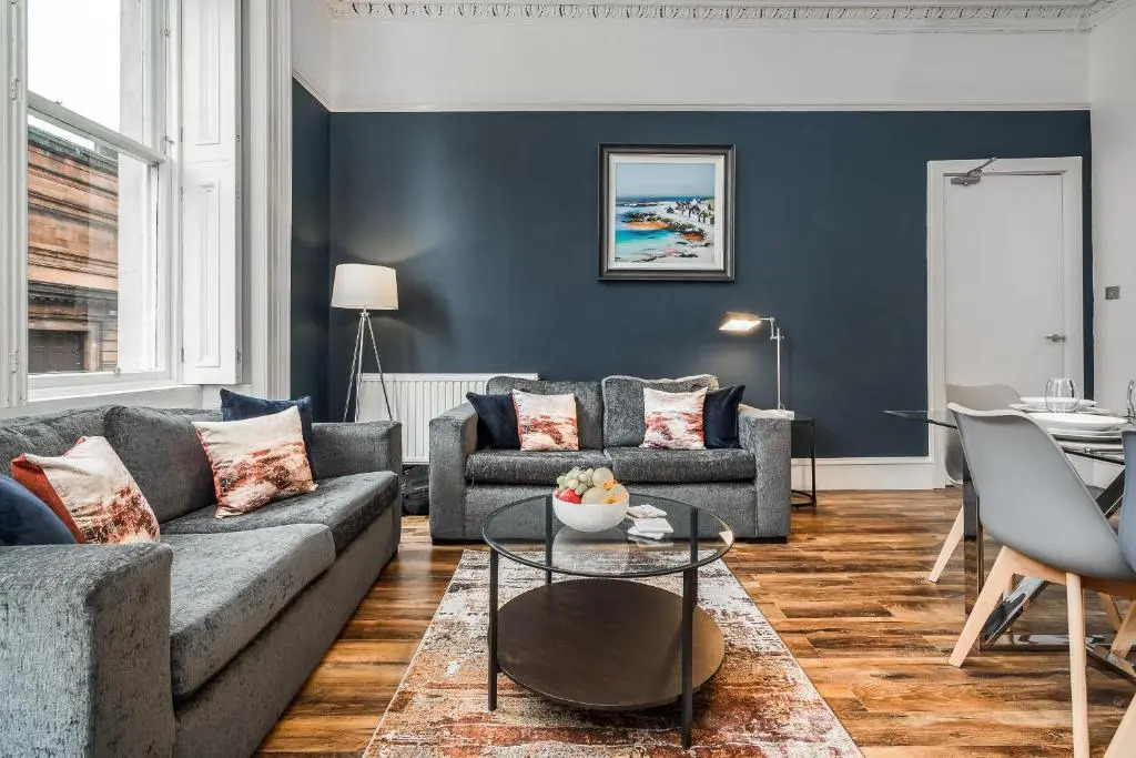 Renfrew Residence Central Glasgow 4-Bed Flat
