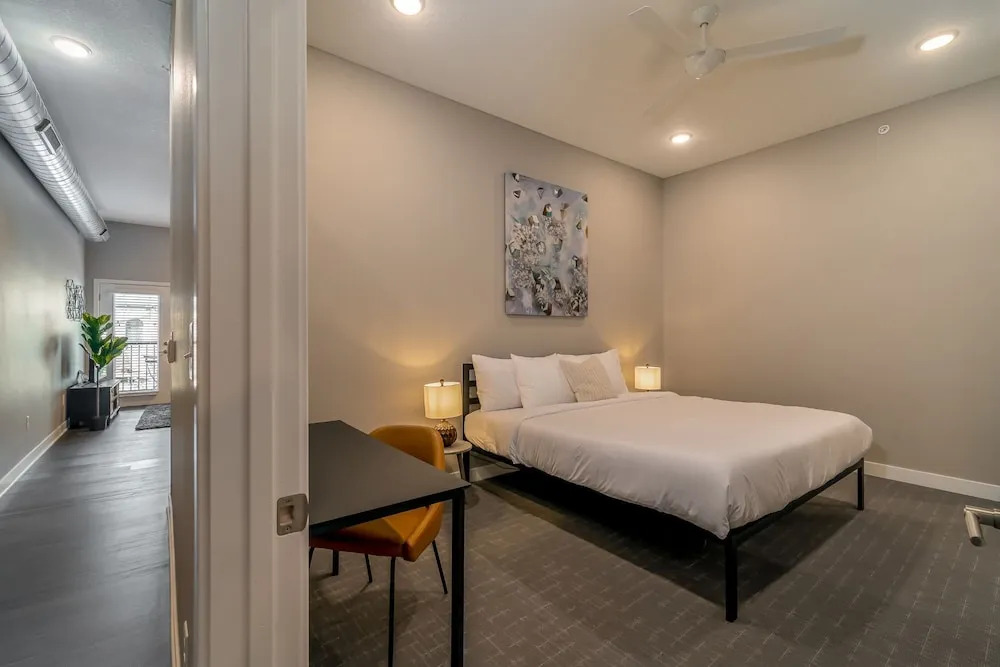 Des Moines Alluring 2BD 2BA Downtown Apartment