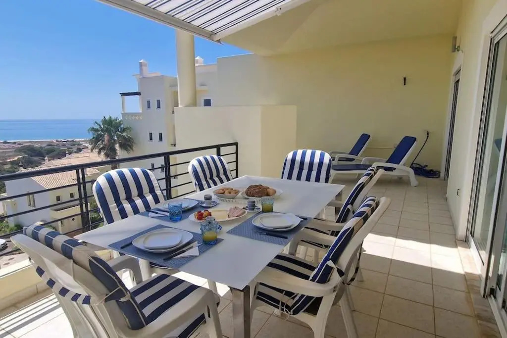 Spacious 3 bedroom apartment with seaview