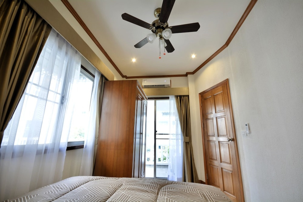 Spacious Corner 1-bedroom Condo With 2 Balconies - Baan Suan Lalana