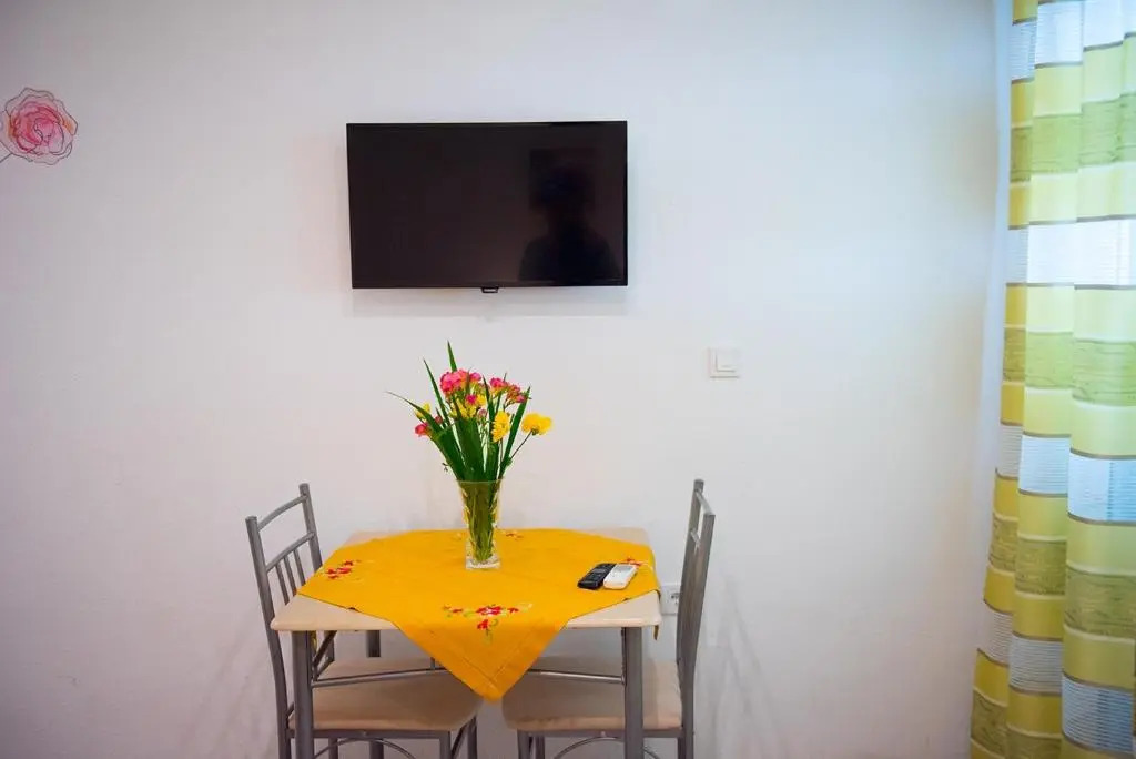 Robi - 50m From Beach - SA4
