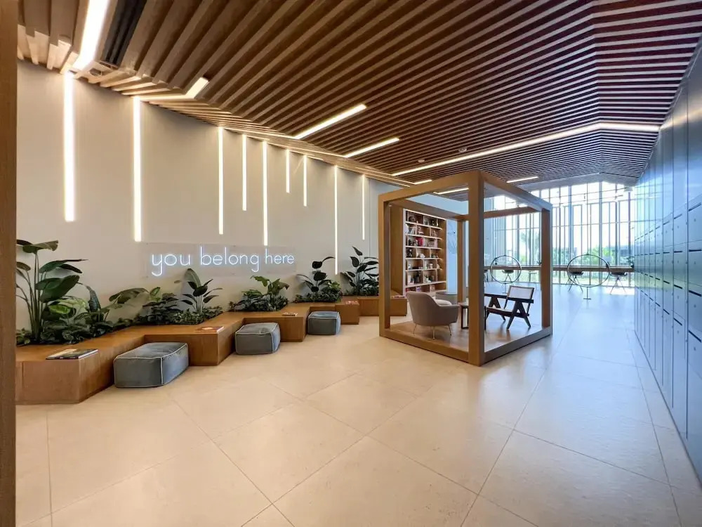 Modern Boho 1BR Sleeps4 Balcony Pool Gym Dxbhills