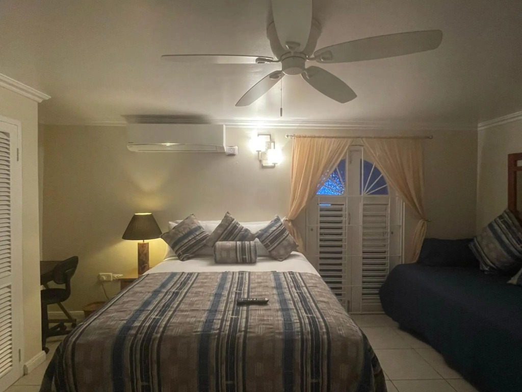 Hummingbird Retreat - Luxury Oceanview Apt, 7-Minute Walk to Beach