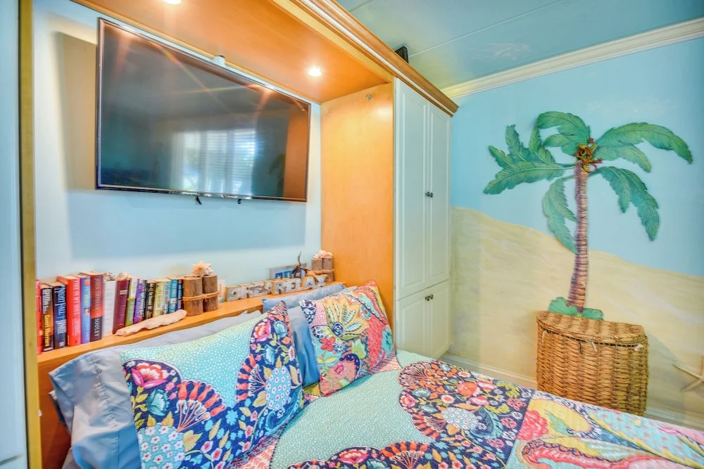 Colorful Virginia Beach Studio - Steps to Beach!