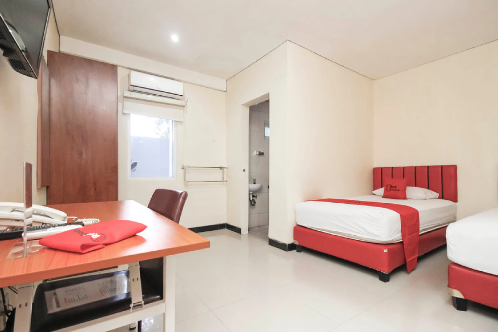 RedDoorz Plus @ Jalan Pemuda Jakarta