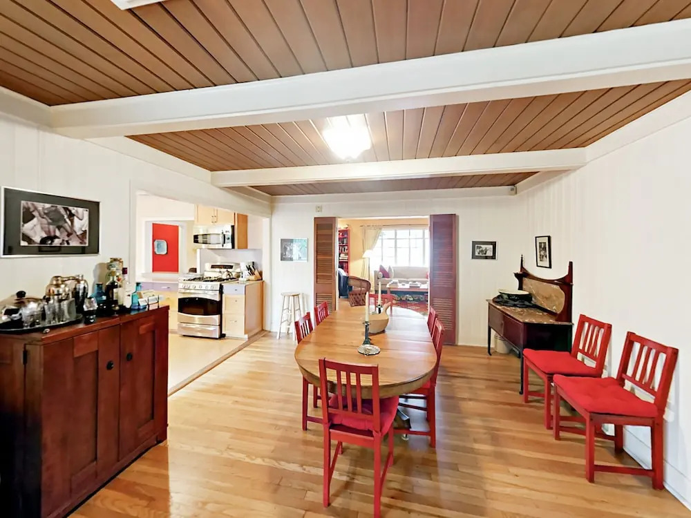 Light-Filled Charmer - 2 Br Home