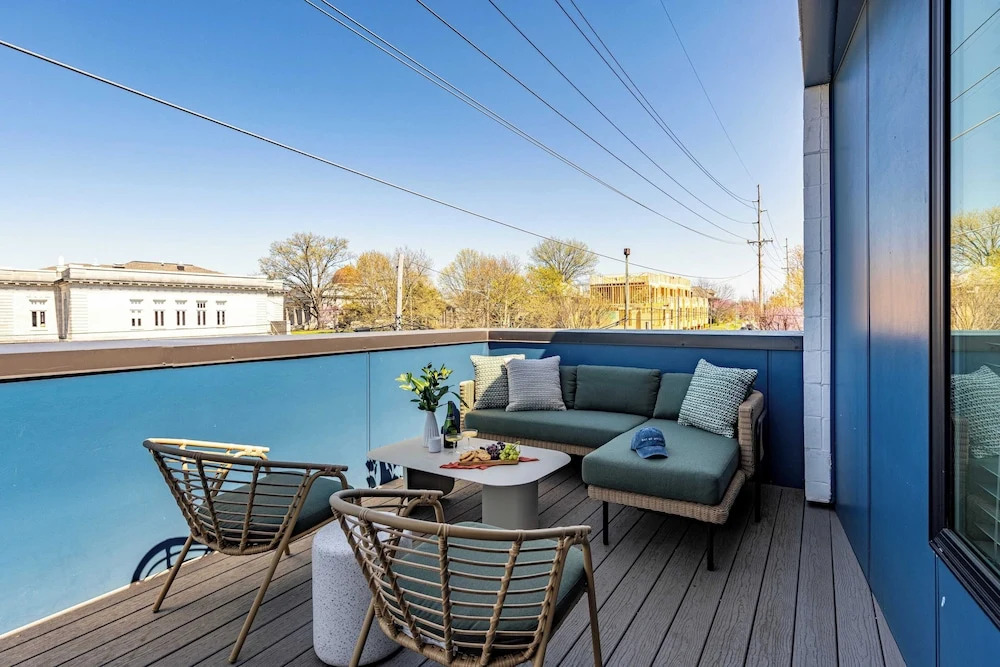 Sleeps 24, 2 Units Mins to Downtown Outrider by Avantstay