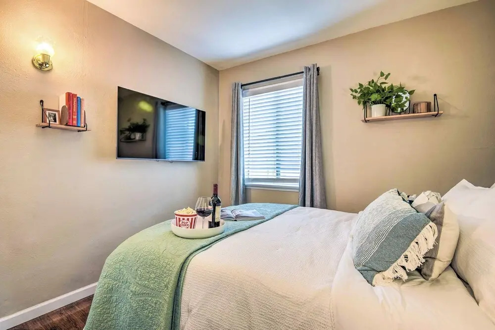 1 Mi to Dtwn Burbank: Mod Gem w/ Private Yard