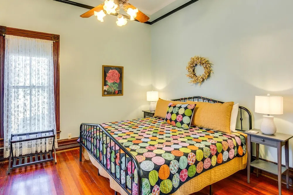 Granbury Home w/ Fire Pit, Walk to The Square!