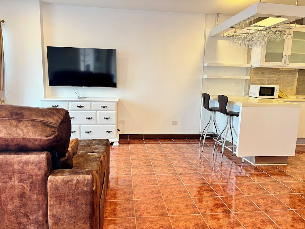 Stylish 1BR Sea-view Condo - 2 Balconies - View Talay 1 Jomtien