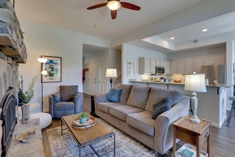 Stunning Mtn Views & Hot Tub: Silverthorne Retreat
