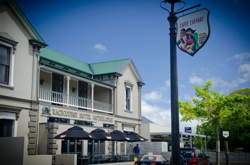 The Racecourse Hotel & Motorlodge